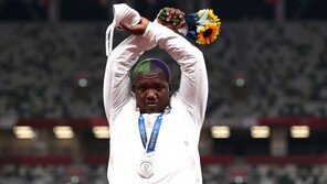 IOC, 미국 손더스 ‘X자 항의’ 조사…메달 박탈 가능성