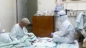 방호복 입고 치매 할머니와 화투 맞추는 간호사 [청계천 옆 사진관]