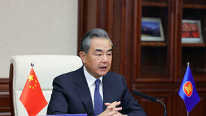 왕이, 동남아국들 면전에 “중국 남중국해 주장 국제법 부합”