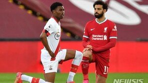 EPL 올 시즌도 ‘무릎 꿇기’ 한다…“인종차별 반대”