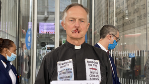 英 신부, 스스로 입 꿰매고 침묵 시위 “언론 규탄”