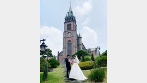 이영아, 3세 연하 남편과 뒤늦은 성당 결혼식…행복한 가족사진
