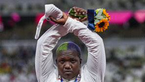 IOC, 시상대 ‘X자’ 은메달리스트 조사 ‘중단’