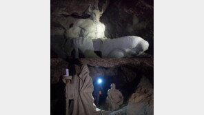 깊은 동굴 속 신화 조각상들이? 기이한 광경 (영상)