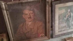 홍수 피해로 집수리하던 중…벽 속에 히틀러 초상화가?