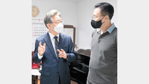 ‘조폭 사진’ 논란까지 번진 李-李 갈등…진흙탕 폭로전