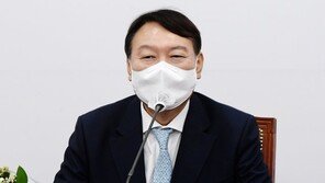 휴가중 윤석열, 자가격리…“2일 접촉한 사무처 당직자 확진”