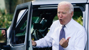 바이든 “2030년 美신차 절반은 전기차로”…테슬라는 안 불러