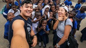 신혼여행지, 하와이도 파리도 아니다…‘빈민촌’으로 떠난 부부