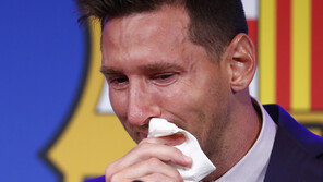 메시, 바르사 고별 기자회견서 눈물 “다시 돌아올 것”