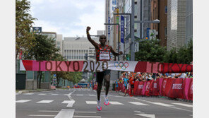 [김배중 기자의 도쿄 엿보기]역대 3번째로 올림픽 男마라톤 2연패한 킵초게