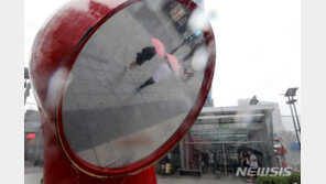 [날씨]태풍 ‘루핏’ 영향, 동해안 물폭탄…서쪽은 무더위 계속