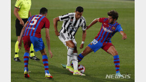 메시 없는 바르셀로나, 호날두의 유벤투스에 3-0 완승