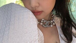 제니, 미니 드레스 입고 고혹美…블랙핑크 5주년 자축