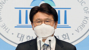 황운하 “尹, 아버지 뻘 회장에 폭탄주”…尹측 “재판이나 성실히”