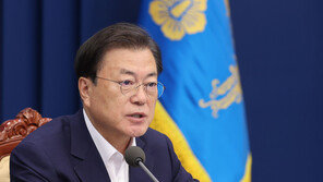 文대통령 “확산세 차단·접종률 제고…고강도 조치 완화”