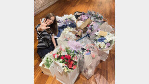 ‘블랙핑크’ 지수, 꽃다발 많이도 받았네…“5주년 감사해”