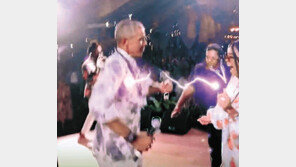 오바마, 환갑잔치서 ‘노마스크 댄스’… 美델타 확산 속 방역수칙 위반 논란 