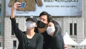 광복절 맞아 서울도서관에 게시된 광복군 군복 사진