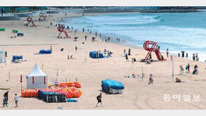 한여름인데 파라솔 철거된 해운대해수욕장… 오늘부터 ‘코로나 폐쇄’