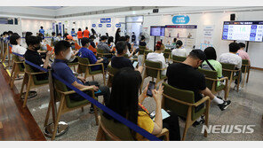 mRNA 접종 간격 4→6주 조정…“백신부족 비상 상황을 공식화한 것”