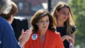 ‘쿠오모 난파선’ 탈출 본격화? 부지사는 주지사 준비, 최측근은 사임