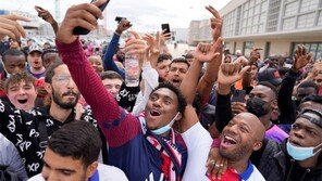 메시가 온다… 파리 공항에 팬 몰려 ‘축구의 신’ 환영