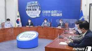 與 ‘마이크 사용’ 최재형 때리기…“선거법 위반에 거짓말까지”