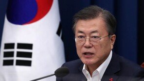 文 “일일 확진자수 2000명 넘게 돼 우려 커”…백신 발언 無