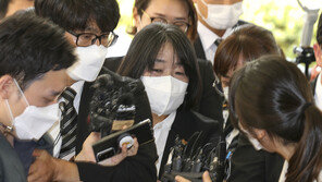 ‘기부금 의혹’ 윤미향, 첫 법정 출석…“진실 밝히겠다”