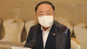 홍남기 “4.2% 성장 달성, 3분기가 관건…재계와 긴밀 소통해 위기극복”