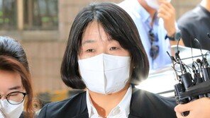 ‘2시간20분’ 재판 마친 윤미향 ‘묵묵부답’…지지자·반대자 ‘고성·욕설’