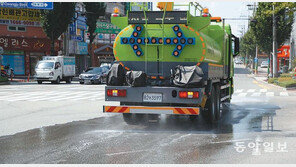 폭염에 도로 열기 식히는 살수차