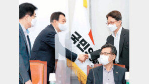 재선 만난 尹 “與 입법전횡”… 초선 찾은 崔 “靑기능 축소” 