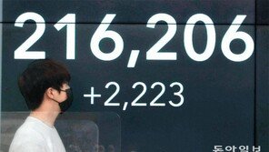 ‘짧고 굵은’ 방역 실패… 백신 부족에 속수무책 