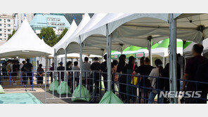 오지 않은 정점…정부, 과연 실효성 있는 방역 강화 조치 내놓을까