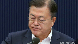 文, 방역실패-이재용 가석방-북한 도발에도 침묵…野 책임 회피 비판도