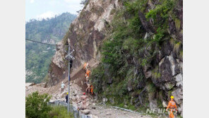 印 산사태, 버스 등 차량 4대 덮쳐 최소 10명 죽고 수십명 매몰