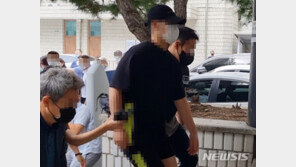 30대 가장 폭행치사 고교생 2명, 허리 꼿꼿이 펴고 법원으로