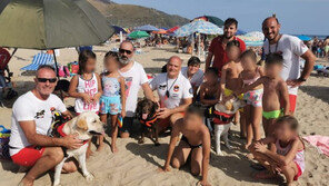 파도에 휩쓸려 14명이 떠내려가자…바다로 뛰어든 구조견 3마리