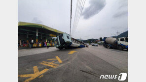 의정부서 깊이 2m싱크홀…26t 탱크로리 차량 빠져 기름 일부 유출