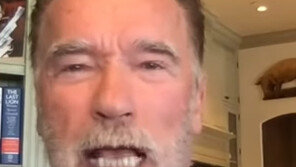 슈워제네거 “마스크 안 쓸 자유? 집어치워라” 분노