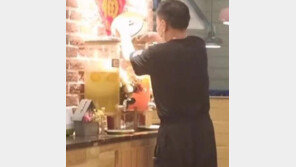 뷔페서 먹다남은 음료…다시 음료통에 쏟아부은 男