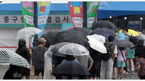 전국 곳곳 비 내리는 광복절…일요일도 수도권 등 소나기