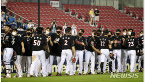 KT, 삼성 완파 선두 질주…키움 정찬헌 승리투