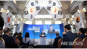 文대통령, 마지막 광복절 경축식…독립 발상지 3곳서 ‘동시 만세’