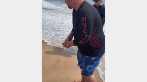 상어 이빨로 캔 뚜껑을 “뻥~”…美인플루언서 ‘동물학대’ 논란 