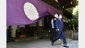 아베 전 일본총리, 패전일에 야스쿠니 신사 방문