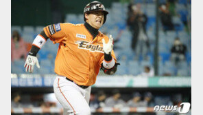 한화 노시환, 흉골 미세 골절…최소 3주 재활 필요