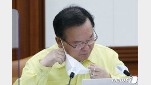 김총리 “방역전략 전환, 지금은 때 아냐”